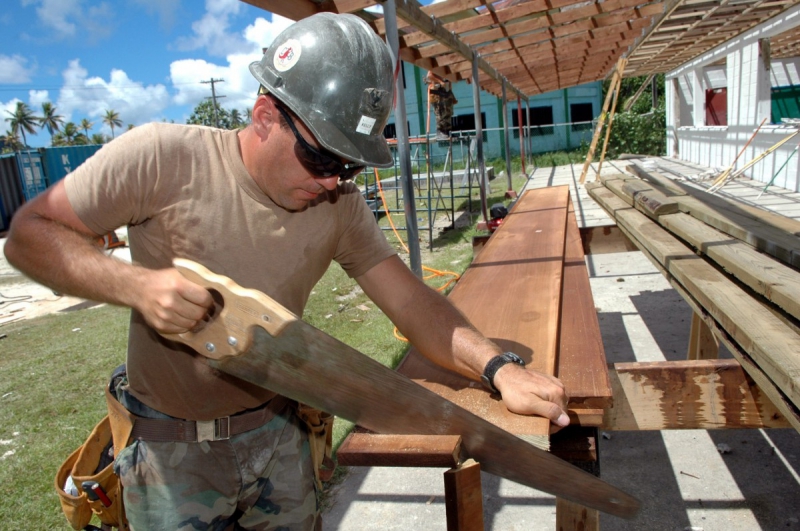 menuisier-OLLIOULES-min_worker_construction_building_carpenter_male_job_build_helmet-893290